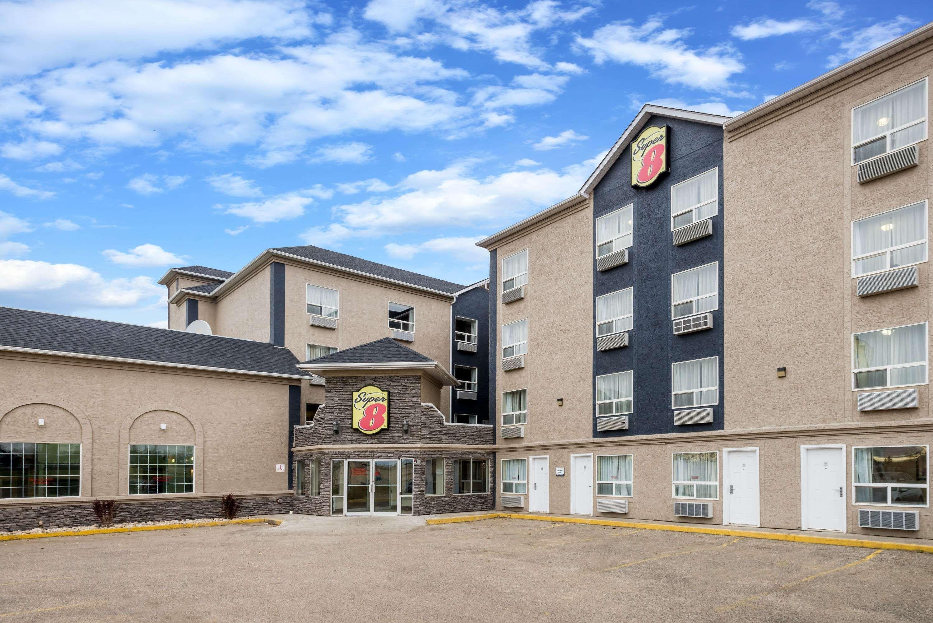 Super 8 By Wyndham Grande Prairie Hotell Eksteriør bilde