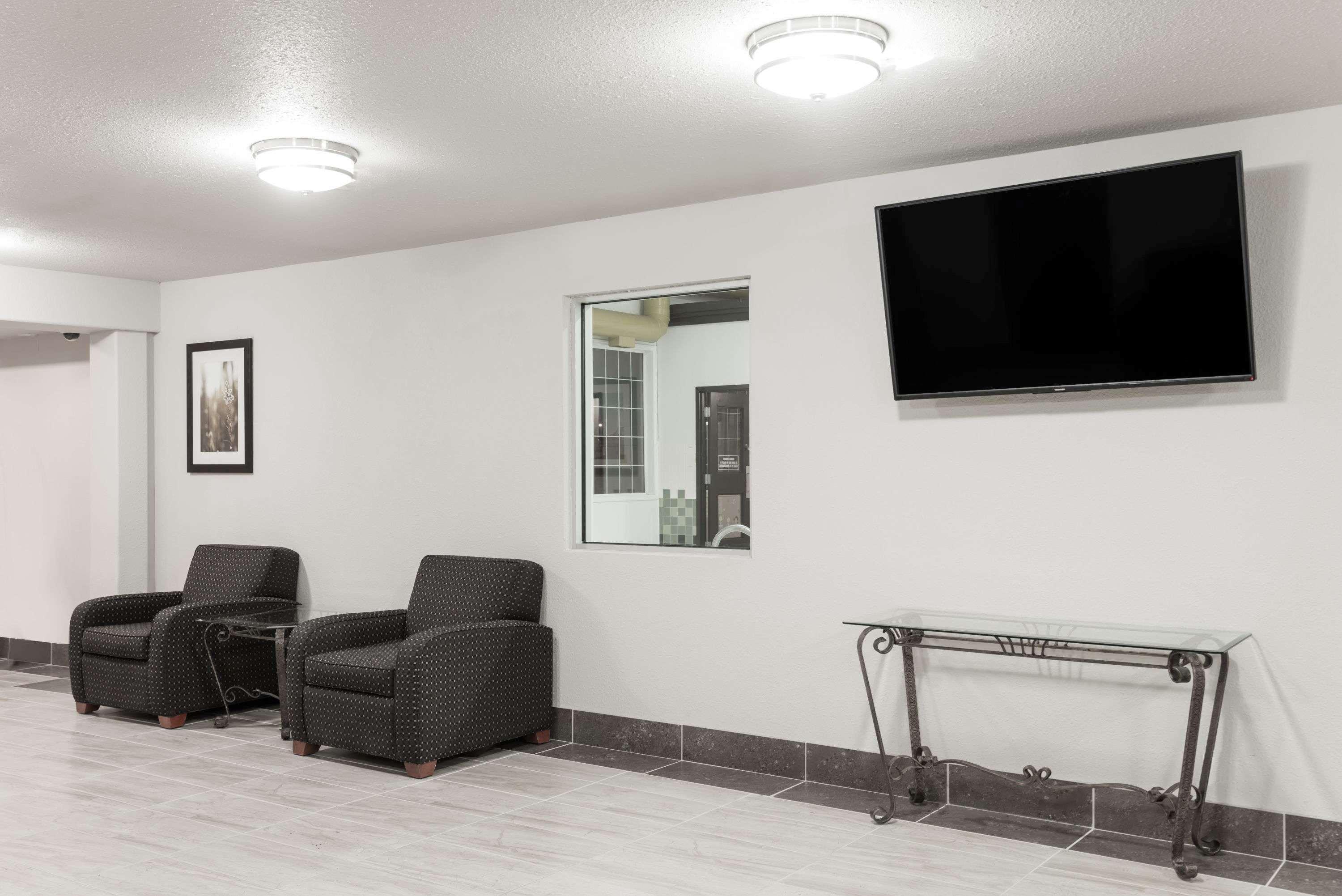 Super 8 By Wyndham Grande Prairie Hotell Eksteriør bilde