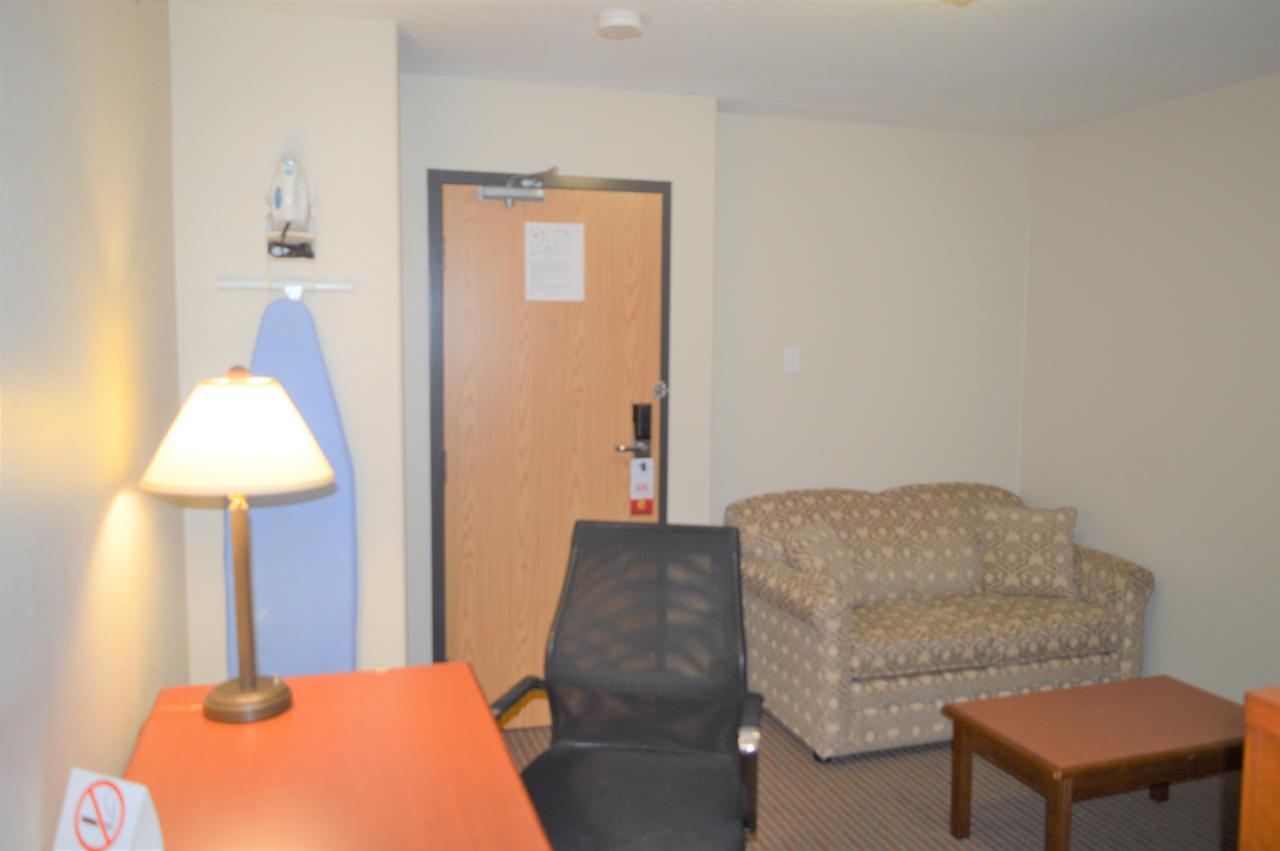 Super 8 By Wyndham Grande Prairie Hotell Eksteriør bilde