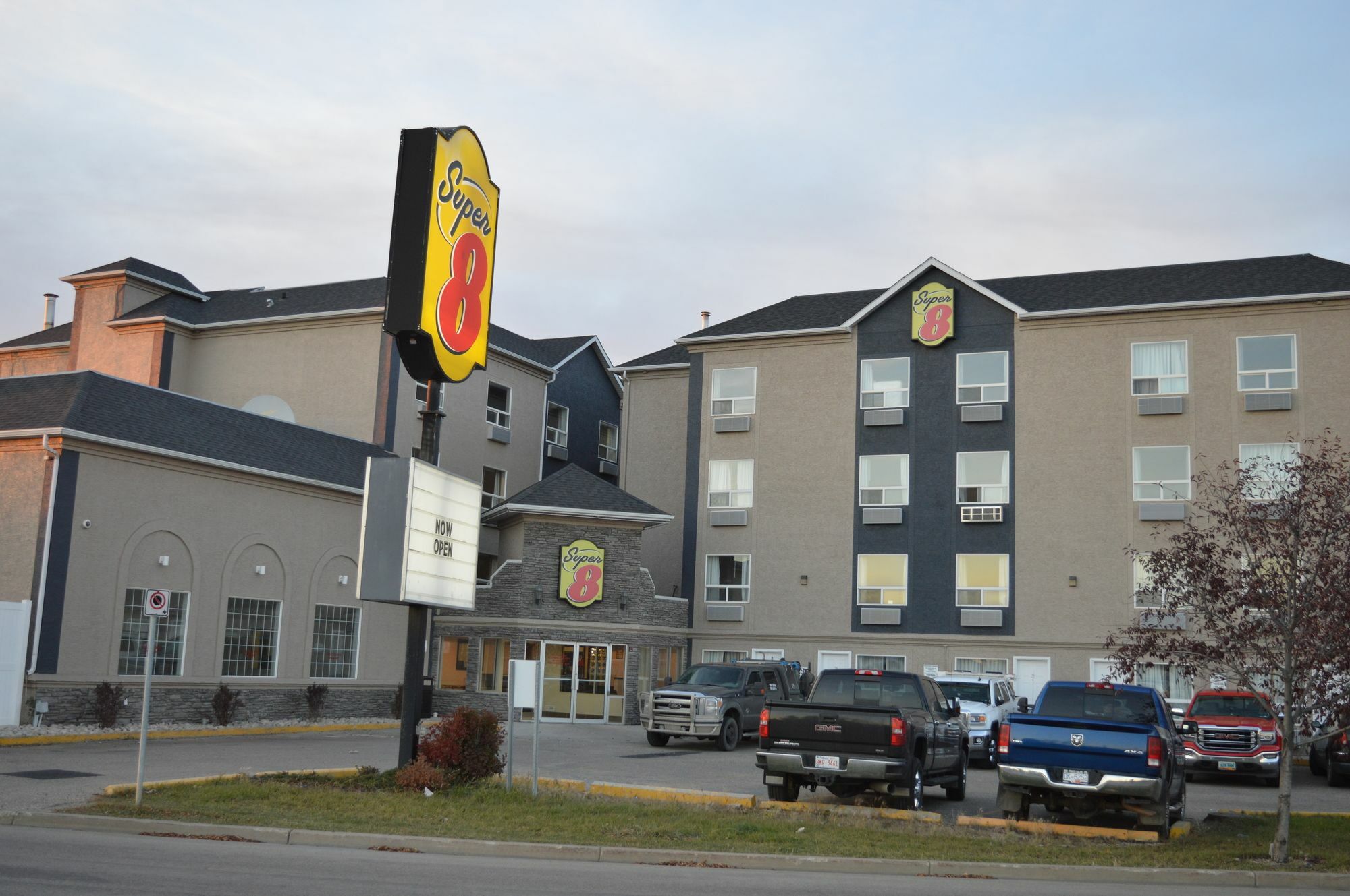 Super 8 By Wyndham Grande Prairie Hotell Eksteriør bilde